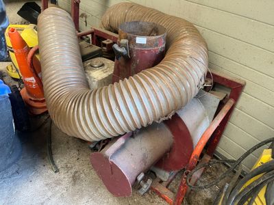 une photo représentant un souffleur et un tuyau dans un garage