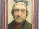 portrait d'un vieil homme portant un chapeau bleu et une cravate rouge