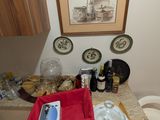 une photo d'une cuisine avec une table et un tableau accroché au mur