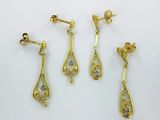 trois paires de boucles d'oreilles plaquées or ornées de pierres bleues