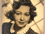 une vieille photo en noir et blanc d'une femme souriante