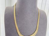 un collier à chaîne en or sur un mannequin mannequin mannequin mannequin mannequin mannequin mannequin mannequin mannequin mannequin