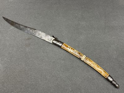 Grand couteau pliant type Châtellerault. Garnitures en acier…