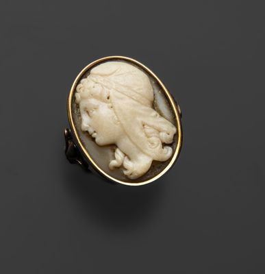 un camée en ivoire sculpté représentant la tête d'une femme, monté sur une bague en or
