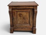 une image représentant une petite armoire en bois munie d'une porte