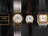 trois montres sont alignées les unes à côté des autres sur une surface noire
