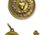 deux médailles d'or et une croix sur fond blanc