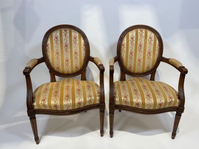 Paire de fauteuils cabriolets en bois mouluré, le dossier à … - Photo 1