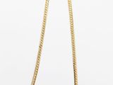 un collier en or sur fond blanc