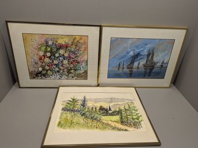 trois aquarelles encadrées représentant des bateaux et des fleurs posés sur une table