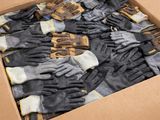 de nombreuses paires de gants dans une boîte posée par terre