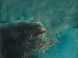 une peinture à l'huile représentant un bateau en mer, avec le ciel en arrière-plan