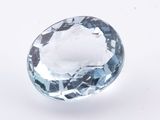 une image représentant des pierres précieuses de topaze bleue sur une surface blanche