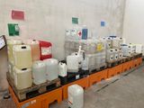 de nombreux fûts d'eau posés sur des palettes dans un entrepôt