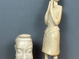 deux figurines représentant une femme et un homme posées sur une table