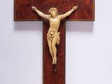 une croix en bois sur laquelle est fixé un crucifix