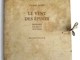 un vieux livre posé sur une table blanche, à côté d'une ficelle