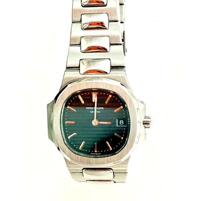 une photo d'une montre-bracelet au cadran vert