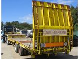 un camion garé sur un parking, avec un panneau à l'arrière