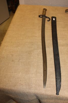 une paire de vieilles épées posées sur une table dans une pièce