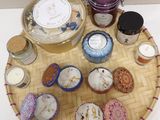 un plateau sur lequel sont posés des bougies, des bougies et d'autres objets