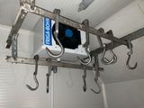 une photo d'un meuble sur lequel est posé un micro-ondes