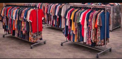 deux portants de vêtements suspendus à un support