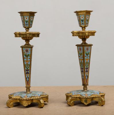 paire de bougeoirs anciens en laiton, ornés de motifs bleus et dorés