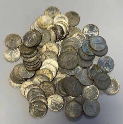 une pile de pièces d'argent sur une table