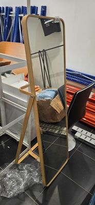 un bureau sur lequel se trouve un miroir, avec une chaise devant