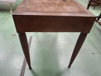 Petit bureau en bois posant sur quatre pieds, ouvrant par de… (photo 3)
