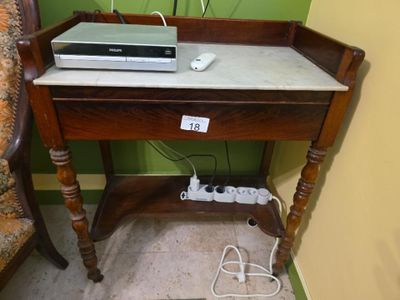 une table sur laquelle se trouvent une télécommande et un ordinateur portable