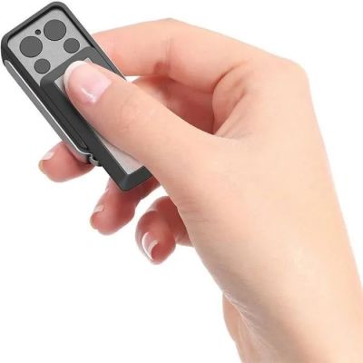 une personne tenant une télécommande à la main