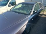 deux voitures garées l'une à côté de l'autre dans un parking