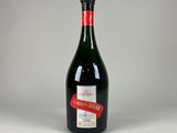 une bouteille de vin posée sur une table blanche