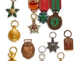 de nombreuses médailles et porte-clés sur un fond blanc