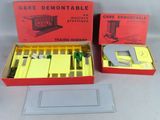 deux cartons contenant des télécommandes de jeux, posés sur une table