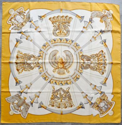 un gros plan sur un foulard carré jaune et blanc orné d'un motif