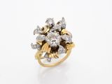 une photo d'une bague en or sertie de diamants