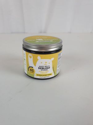un gros plan sur un pot de crème posé sur une surface blanche