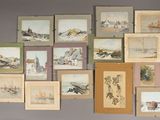 de nombreuses photos accrochées au mur d'une pièce