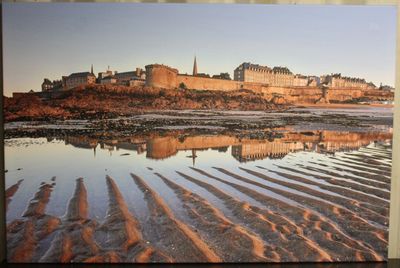une photo d'une photo représentant une plage avec un château en arrière-plan