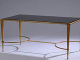 une photo d'une table basse noire et dorée avec un plateau en verre