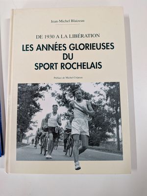 deux livres posés sur une table