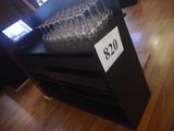 un présentoir de verres à vin sur une étagère dans un magasin