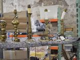 tout un tas de bougies posées sur une étagère