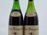 deux bouteilles de vin posées sur une table l'une à côté de l'autre