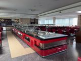 des tables et des chaises dans un restaurant, avec un buffet en arrière-plan