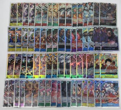 une grande collection de cartes à collectionner Pokémon posée sur une table