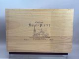 une vieille boîte en bois sur laquelle est dessiné une église